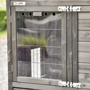 The barred door of the night shelter of the Prestige Medium is fitted with plexiglass.