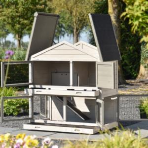 The rabbit hutch Excellent Medium is provided with many doors