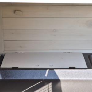 The upper floor is lockable