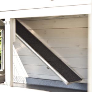 The ramp of rabbit hutch Excellent Medium is provided with roofing felt