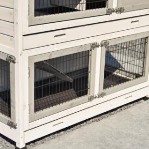 The rabbit hutch Excellent Medium has 2 plastic trays
