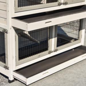 The rabbit hutch Excellent Medium can be cleaned very easily because of the trays