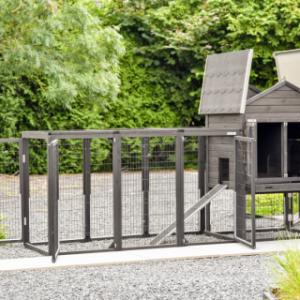 The rabbit hutch Prestige Medium is provided with a hinged roof
