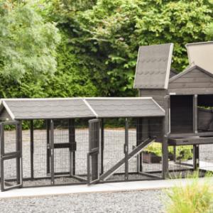 The chickencoop Prestige Medium Black has many doors