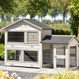 The run can also be placed on the right-hand side of the rabbit hutch