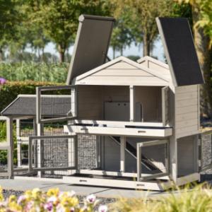 The rabbit hutch Excellent Medium is provided with many doors