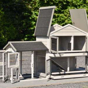 The rabbit hutch Excellent Medium is provided with many doors