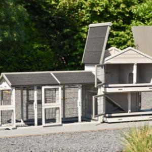 The rabbit hutch Excellent Medium is provided with many doors