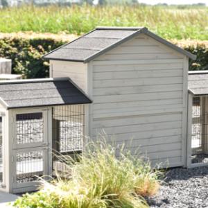 The rabbit hutch Excellent Medium has a wooden backside