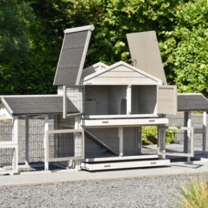 The rabbit hutch Excellent Medium is provided with many doors