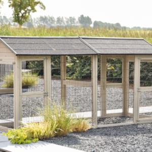 A view of the back of the animal run Space Large Light-grey