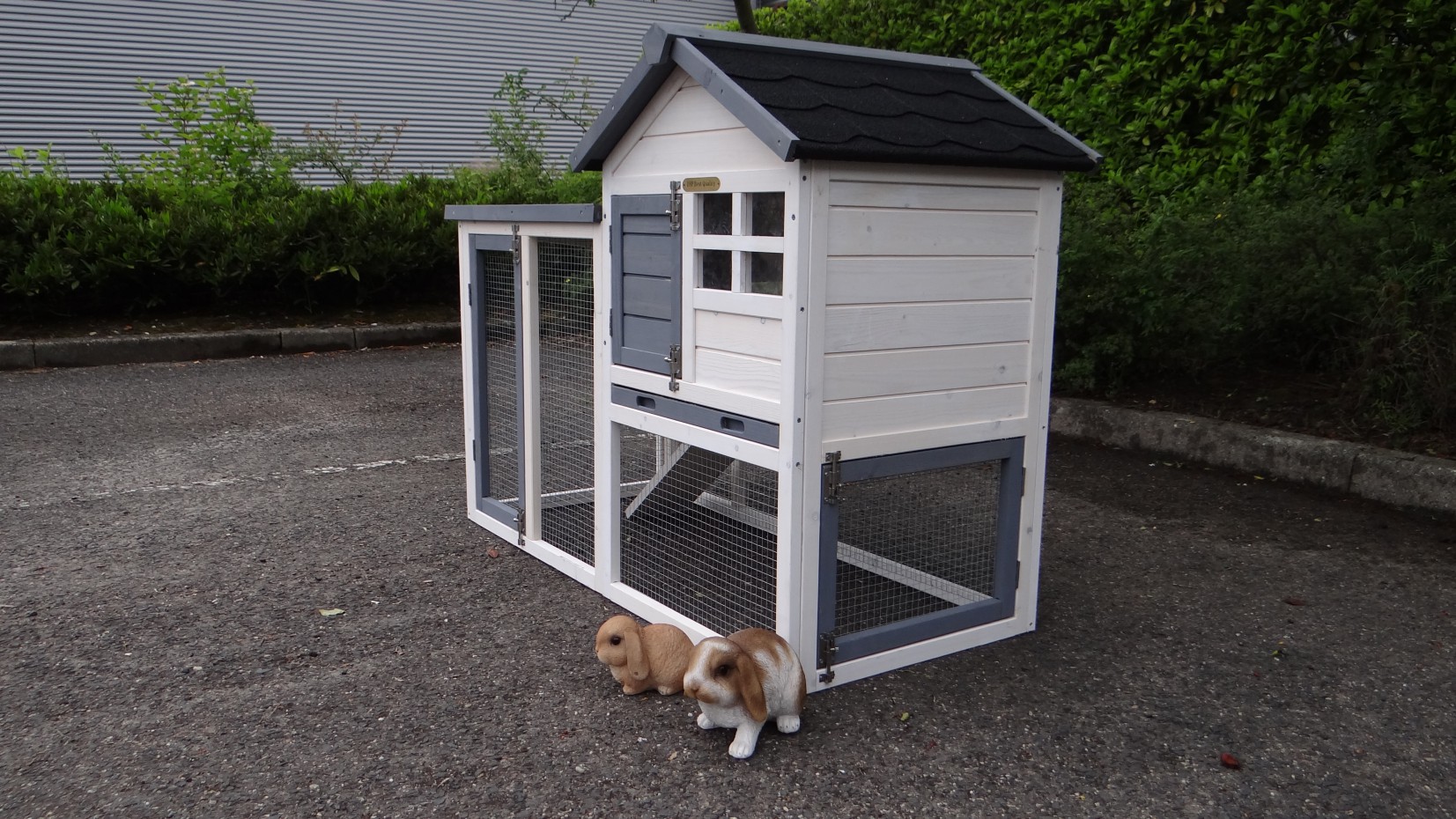 Low-priced rabbit hutch white with run