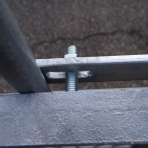 The double feeding set is easy to adjust in height