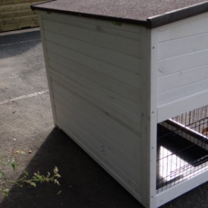 The roof of rabbit hutch Adrian is provided with black roofing felt