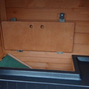 The rabbit hutch Basic is provided with a closing hatch