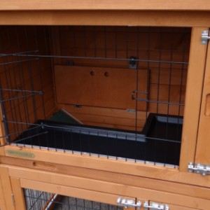 The guinea pig hutch Basic has a mesh door