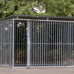 The door opening of the dog kennel has the dimensions 54x174cm