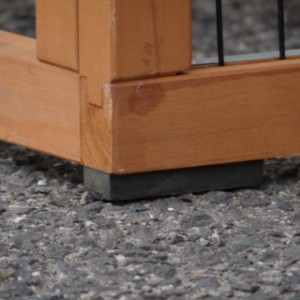 The rabbit hutch Holiday Large is provided with rubber feet