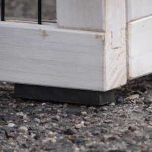 The rabbit hutch Prestige Small has rubber feet, against rising moisture