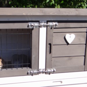 The rabbit hutch Marianne is provided with a wooden heart