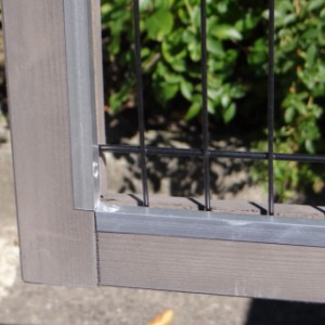 The rabbit hutch Regular Medium is provided with aluminium chewprotection