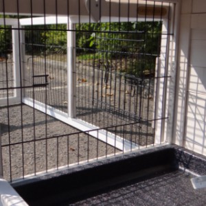 The sidepanel of rabbit hutch Adrian is provided with a mesh door