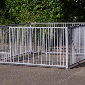The puppy enclosure has a distance between the bars of 5cm