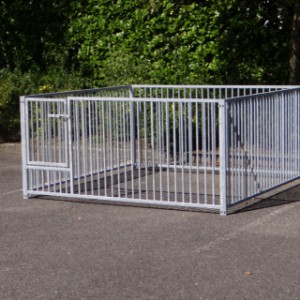 The door of the puppy enclosure has a step height of 31 cm