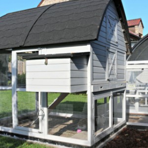 The chickencoop Kathedraal XL is provided with a laying nest