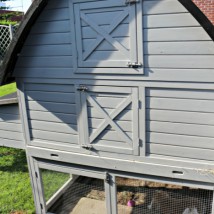 The chickencoop Kathedraal XL is provided with a tray, to clean the hutch very easily