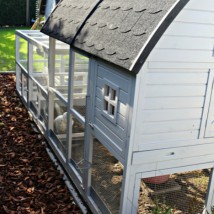 The chickencoop Kathedraal XL will be delivered in a white colour