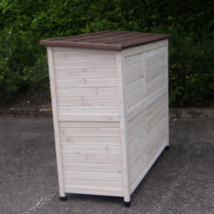 Have a look on the backside of guinea pig hutch Annely