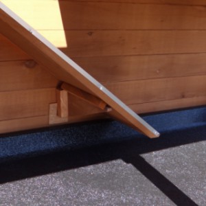The ramp of the rabbit hutch Excellent Medium is provided with roofing felt