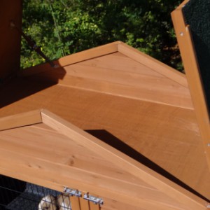 The rabbit hutch Excellent Medium is provided with a practical storage attick