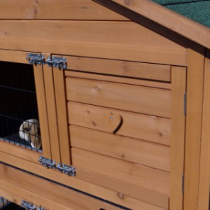 The doors of the rabbit hutch Excellent Medium are provided with double doorlocks