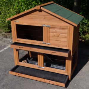 The rabbit hutch Excellent Medium has 2 removable trays