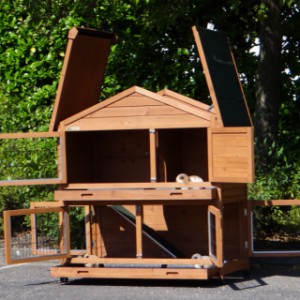The guinea pig hutch Excellent Medium has a practical hinged roof