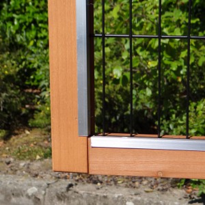 The wooden hutch Holiday Medium is provided with aluminium strips