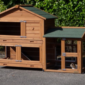 The rabbit hutch Excellent Medium will be delivered in the colour redbrown