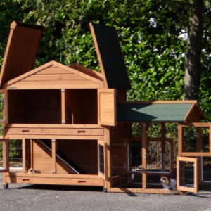 The rabbit hutch Excellent Medium is provided with a hinged roof