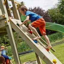 The climbing wall of playtower Beach Hut is provided with colored climbing stones