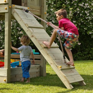 Play equipment Beach hut will be delivered with an climbing wall @ramp