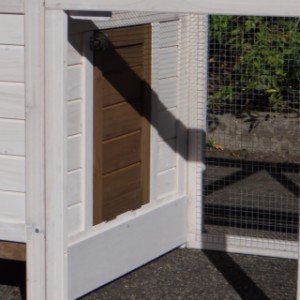 The chickencoop Ambiance Small has a lockable sleeping compartment