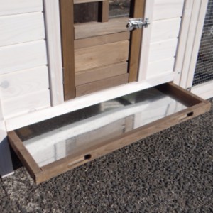 The sleeping compartment of chickencoop Ambiance Small is provided with a practical tray