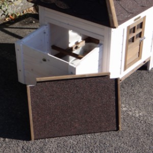 The nesting box of the Ambiance Small chicken coop is equipped with a removable roof