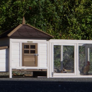 The hutch Ambiance Small offers a lot of space for your chickens