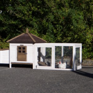 The hutch Ambiance Small is suitable for 4 medium sized chickens