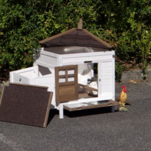 Thanks to the many openings, the Ambiance Small chicken coop is easy to clean