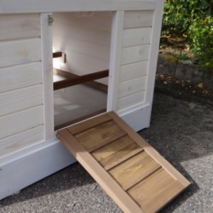The chickencoop Ambiance Large has a foldable ramp