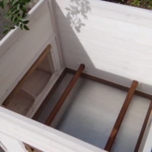 The sleeping compartment of chickencoop Ambiance Large is provided with 2 removables perches